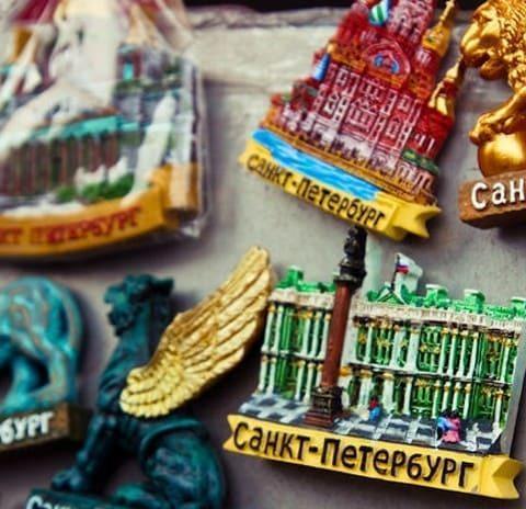 Сувениры с туристическим логотипом Петербурга